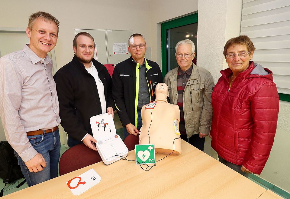 Präsentation eines AED mit dem DRK-Präsidenten Dr. Ulli Schäfer, dem Erste-Hilfe-Ausbilder Thomas Steinbach und den drei Vorsitzenden der Selbsthilfegruppen Herz aus Zeulenroda-Triebes, Weida und Greiz. Bild von Conny Winkler